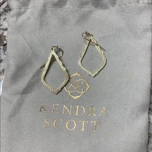 KENDRA SCOTT Sophee Drop Earrings in Gold
